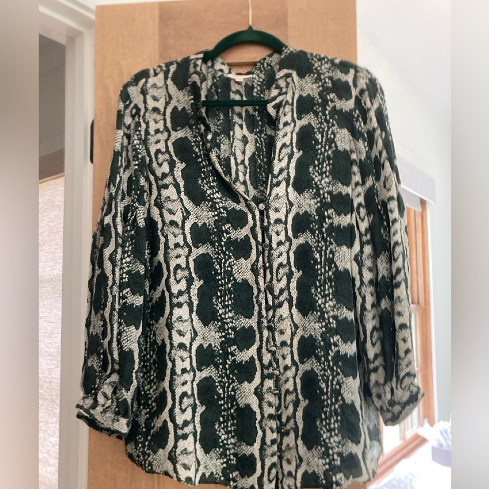 Parker Green Snakeskin Print V-Neck Button Front 100% Silk Blouse Medium